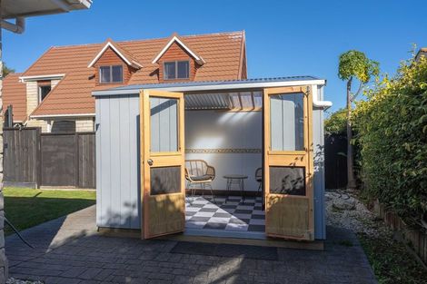 Photo of property in 37 Rosebank Grove, Waikanae, 5036