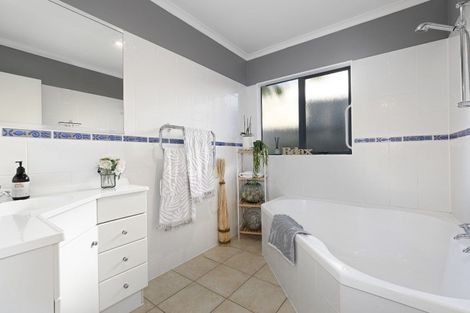 Photo of property in 1 Lysaght Place, Welcome Bay, Tauranga, 3112