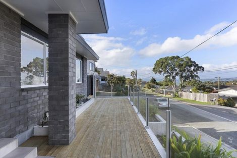 Photo of property in 2/9 Colmar Road, Mellons Bay, Auckland, 2014