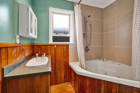 Photo of property in 1 Falstaff Street, Stratford, 4332