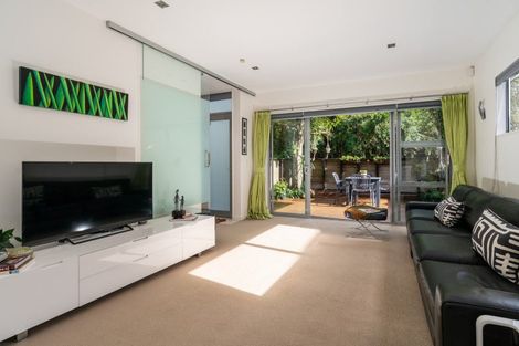 Photo of property in 37 Tiketike Way, Brooklyn, Wellington, 6021