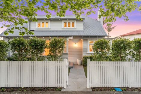 Photo of property in 9a North Avenue, Narrow Neck, Auckland, 0624