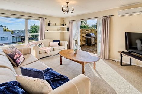 Photo of property in 3 Cleat Street, Whitby, Porirua, 5024