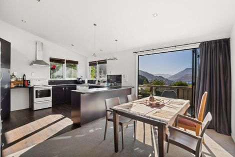 Photo of property in 6 Wynyard Crescent, Fernhill, Queenstown, 9300
