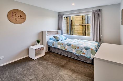 Photo of property in 28 Domett Street, Newlands, Wellington, 6037