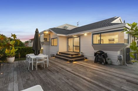 Photo of property in 5 Bridgehead Cove, West Harbour, Auckland, 0618