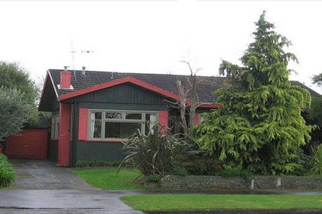 Photo of property in 17 Winston Avenue, Hokowhitu, Palmerston North, 4410