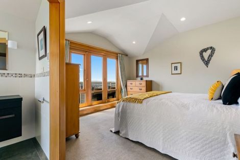 Photo of property in 140 Hackthorne Road, Cashmere, Christchurch, 8022