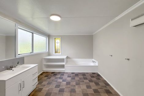 Photo of property in 128 Oteramika Road, Seaward Bush, Invercargill, 9871