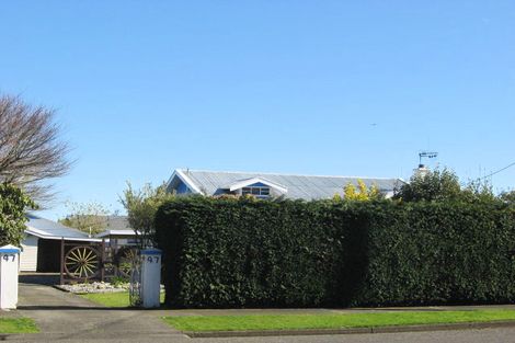 Photo of property in 47 Queenwood Road, Levin, 5510