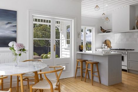 Photo of property in 329 Mangorei Road, Merrilands, New Plymouth, 4312