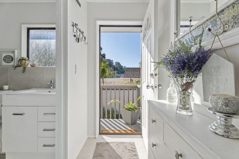 Photo of property in 27 Pohutukawa Avenue, Shelly Park, Auckland, 2014