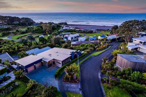 Photo of property in 14 Shearer Drive, Oakura, 4314