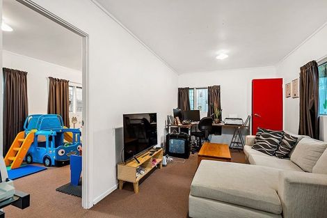 Photo of property in 25 Crompton Road, Massey, Auckland, 0614