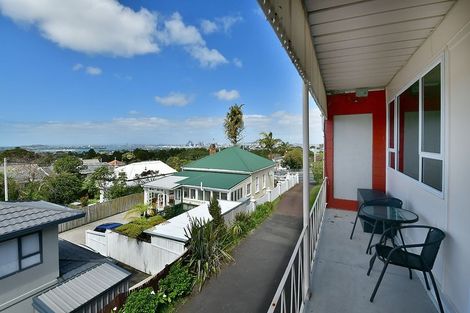 Photo of property in 7/219 Onewa Road, Birkenhead, Auckland, 0626
