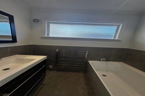 Photo of property in 120 Ennis Avenue, Pakuranga Heights, Auckland, 2010