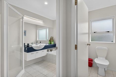 Photo of property in 40 Gillett Place, Botany Downs, Auckland, 2014