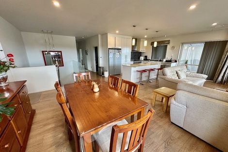 Photo of property in 16 San Casello Rise, Henderson, Auckland, 0612