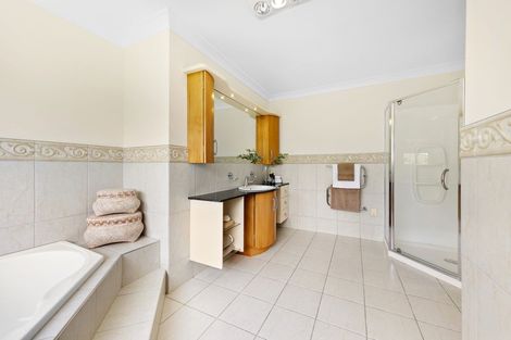 Photo of property in 4 Bejoy Rise, East Tamaki Heights, Auckland, 2016