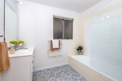 Photo of property in 14 Capilano Place, Glenfield, Auckland, 0629