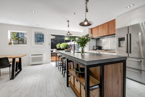 Photo of property in 4/13 Kaihu Street, Northcote, Auckland, 0627