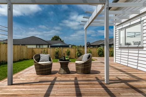 Photo of property in 8 Sir Lincoln Drive, Kumeu, 0810