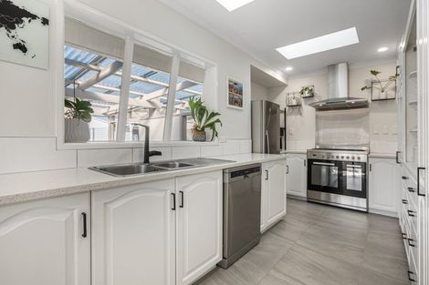 Photo of property in 10 Dalry Place, Mangere Bridge, Auckland, 2022