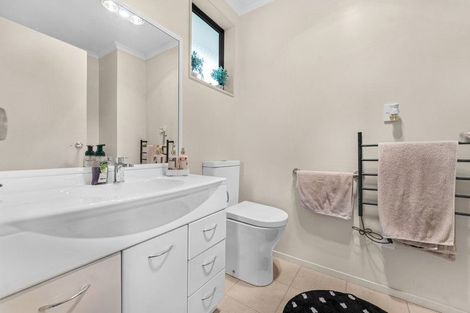 Photo of property in 4 Fairford Avenue, Henderson, Auckland, 0612