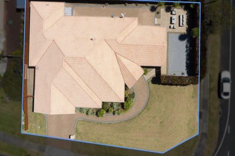 Photo of property in 1 Faldo Drive, Golflands, Auckland, 2013