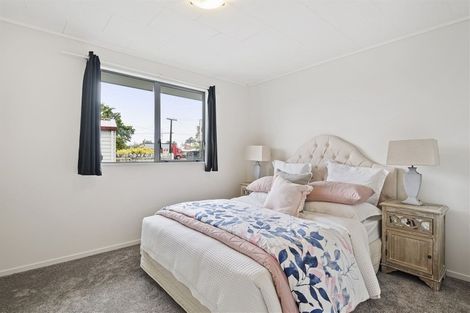 Photo of property in 1 Stephen Avenue, Henderson, Auckland, 0610