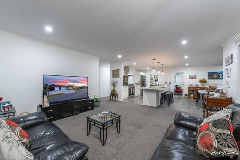 Photo of property in 33 Buddle Road, Wallaceville, Upper Hutt, 5018