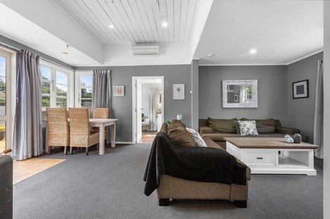 Photo of property in 2 Te Pari Pari Road, Pukerua Bay, 5026