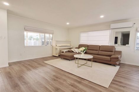 Photo of property in 1/8 Flaunty Place, West Harbour, Auckland, 0618