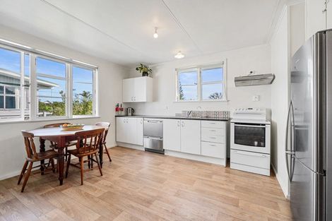 Photo of property in 2/11 Parakai Avenue, Parakai, 0830