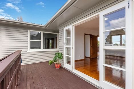 Photo of property in 1/34 Sunset Road, Unsworth Heights, Auckland, 0632