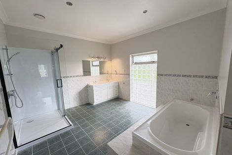Photo of property in 154 Boord Crescent, Kumeu, 0891