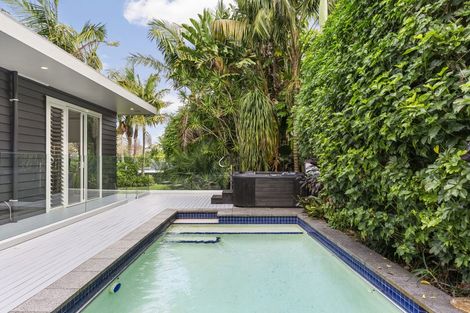 Photo of property in 20 Marine Parade, Mellons Bay, Auckland, 2014