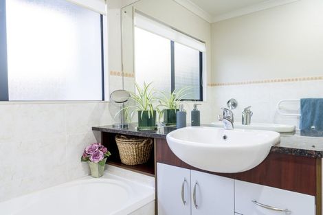 Photo of property in 17 Virginia Street, Henderson, Auckland, 0612