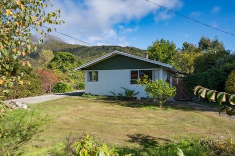 Photo of property in 136 Fairfax Street, Murchison, 7007