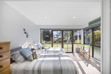 Photo of property in 6 Te Papa Road, Kawakawa Bay, Papakura, 2585