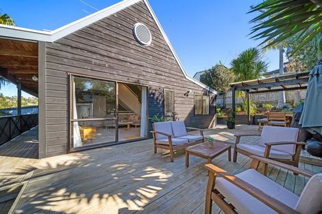 Photo of property in 2/31 Kiteroa Terrace, Rothesay Bay, Auckland, 0630