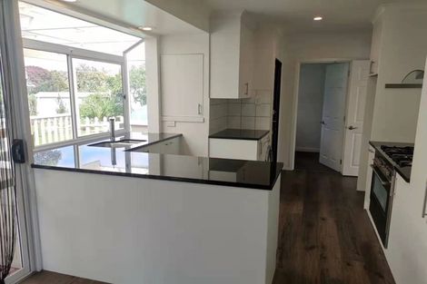 Photo of property in 27 Clinton Avenue, Te Atatu Peninsula, Auckland, 0610