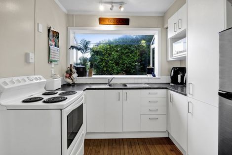 Photo of property in 27 Seaview Road, Marfell, New Plymouth, 4310