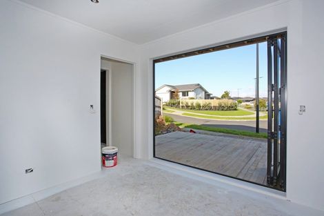 Photo of property in 16 Tahuna Minhinnick Drive, Glenbrook, 2681