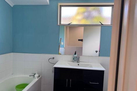 Photo of property in 35 Verdale Circle, Glen Eden, Auckland, 0602