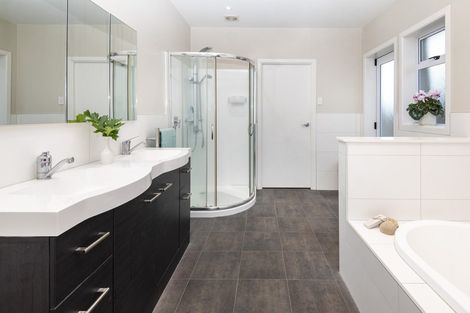 Photo of property in 419 Pakuranga Road, Pakuranga Heights, Auckland, 2010