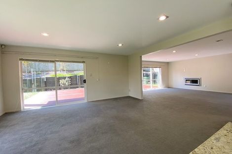 Photo of property in 11 Lakeridge Close, Northcross, Auckland, 0632