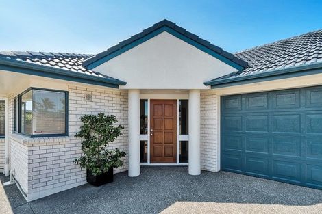 Photo of property in 98 Golfland Drive, Golflands, Auckland, 2013
