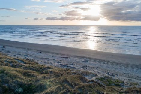 Photo of property in 10 Marine Parade South, Foxton Beach, Foxton, 4815