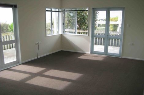 Photo of property in 1a Garadice Road, Rothesay Bay, Auckland, 0630